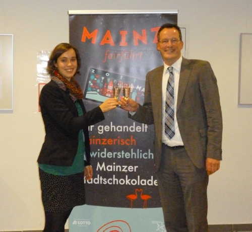 Der Oberbürgermeister und Frau Bartlett stoßen auf die Mainzer Stadtschokolade an. 