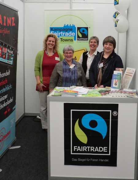 Dr. Sabine Gresch (hinten links), Koordinatorin der Lokalen AGENDA 21, mit Mitgliedern des Fairtrade-Lenkungskreises der Stadt Mainz am Stand der Kampagne Fairtrade-Stadt.